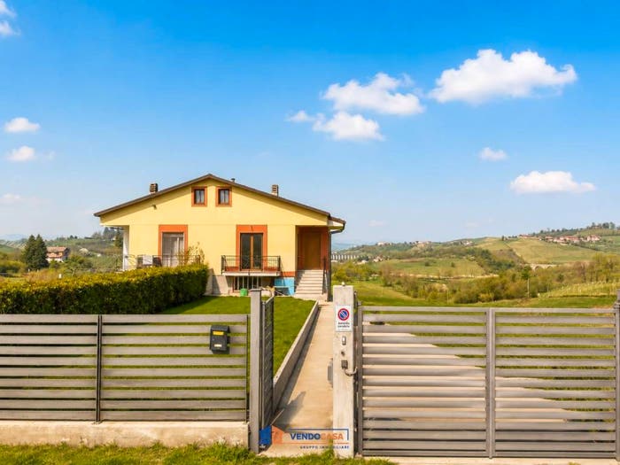 Casa con 5 locali in vendita in Via Valle Tanaro, Castagnole delle Lanze