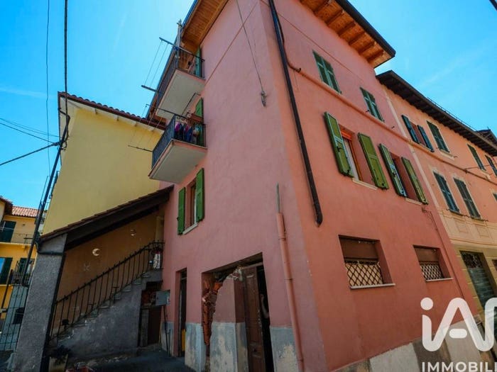 Casa con 6 locali in vendita in Via Teologo Antonio Bosio, Centro, Millesimo