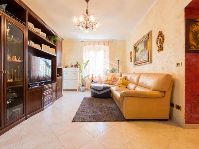 Appartamento con 5 locali in vendita in Piazza De Caroli, Bolzaneto, Genova