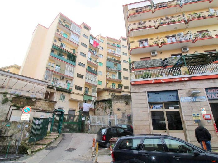 Appartamento quadrilocale in vendita in Via Michele Guadagno, San Carlo All'Arena, Napoli