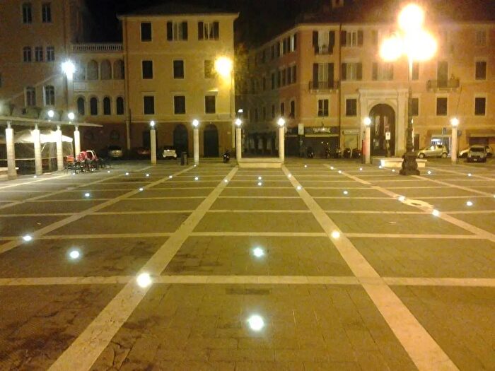 Appartamento quadrilocale in vendita in Piazza Sisto IV, Savona