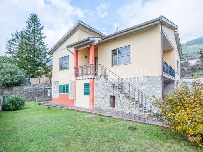 Casa con 6 locali in vendita in Via Alessandrini, Centro, Buti