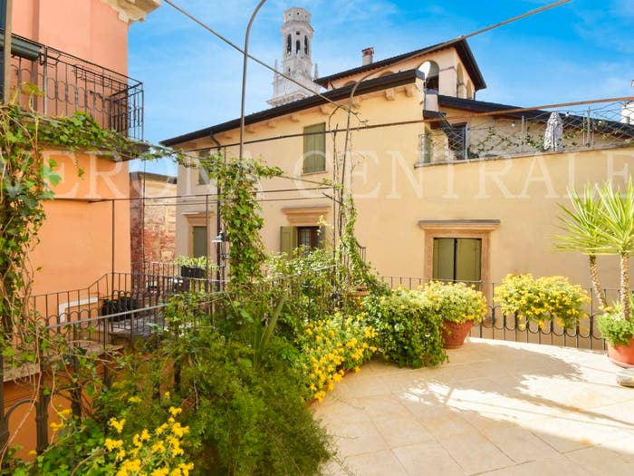 Appartamento trilocale in vendita in Vicolo Fontanelle Duomo, Centro Storico, Verona