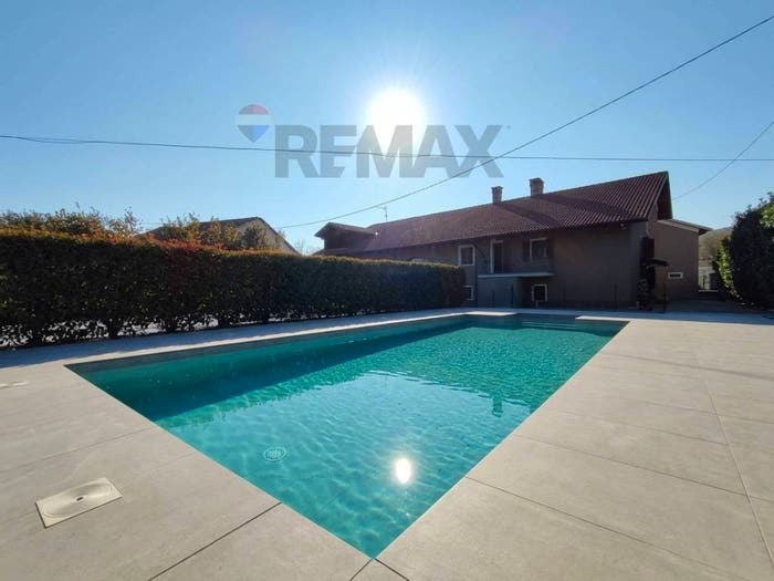Casa con 6 locali in vendita in Via Isorella, Cherasco