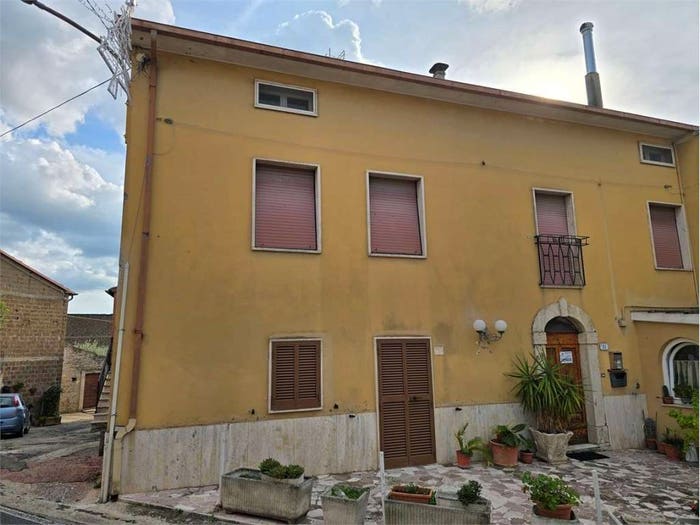 Casa con 6 locali in vendita in Montecchio