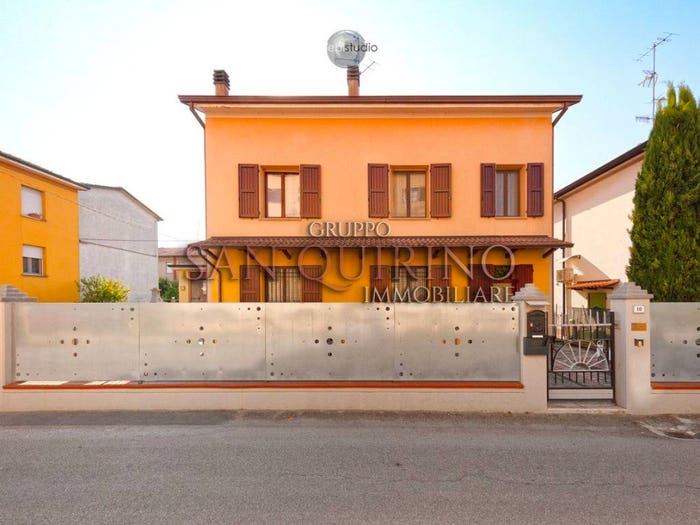 Casa con 5 locali in vendita in Via Maria Montessori, Centro, Castelnovo di Sotto