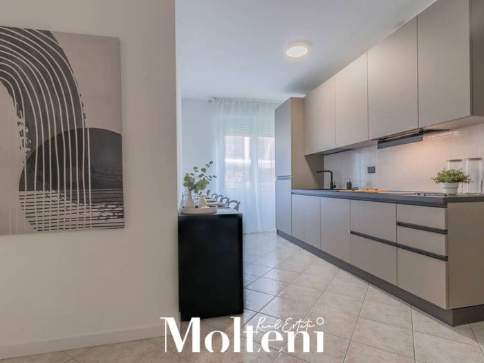 Appartamento con 6 locali in vendita in Viale Montegrappa, Acquate, Lecco