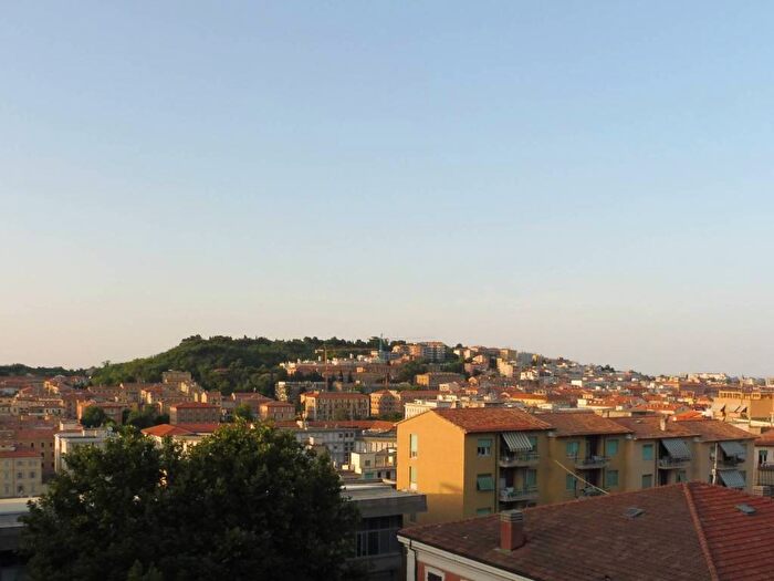 Appartamento con 6 locali in vendita in Borgo Rodi, Ancona