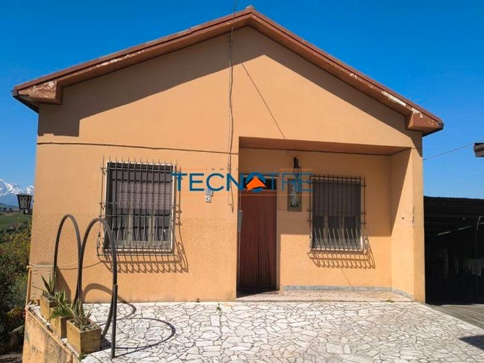 Casa quadrilocale in vendita in Contrada Costa del Monte, Centro, Mosciano Sant'Angelo