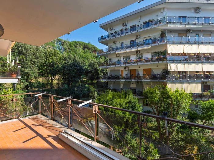 Appartamento con 6 locali in vendita in via San Domenico, Vomero, Napoli