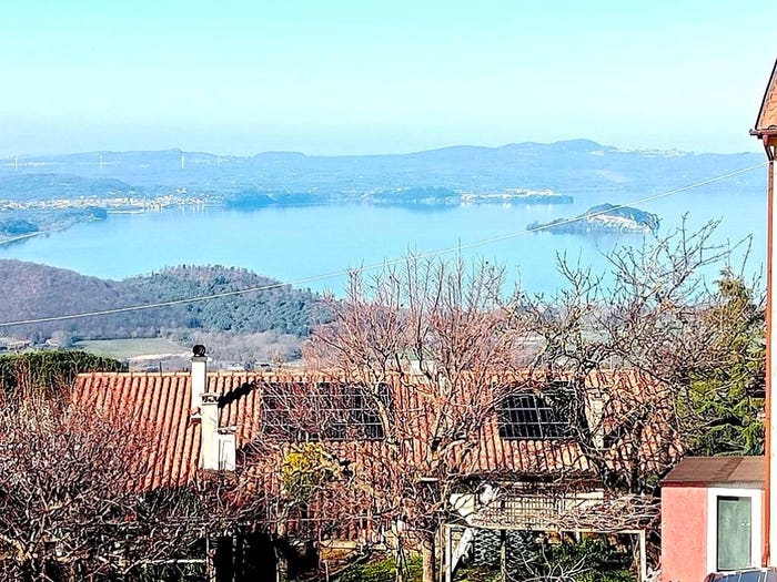 Appartamento con 6 locali in vendita in Via del Lago, Montefiascone