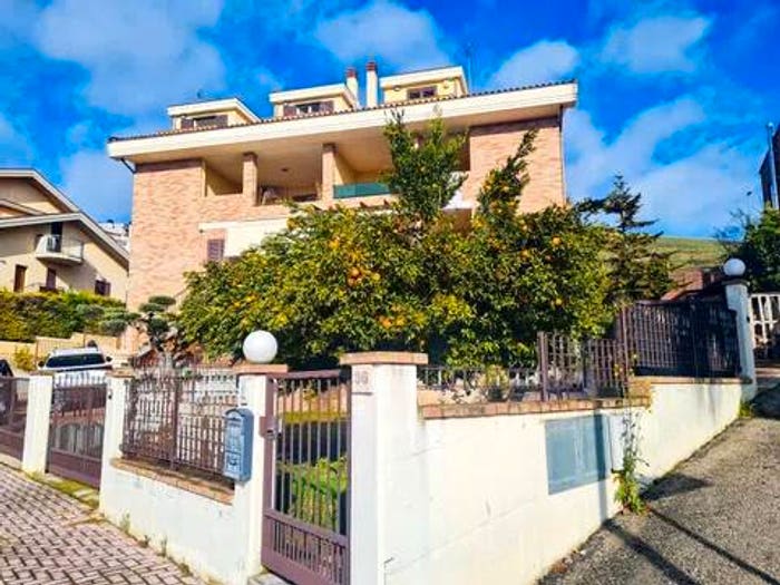 Casa con 5 locali in vendita in Via Monteverdi, Pineto