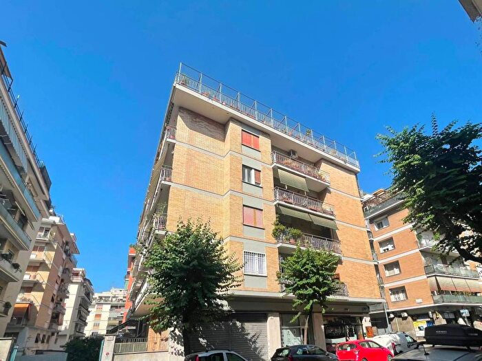 Appartamento trilocale in vendita in Via Adolfo Omodeo, Appio Latino, Roma