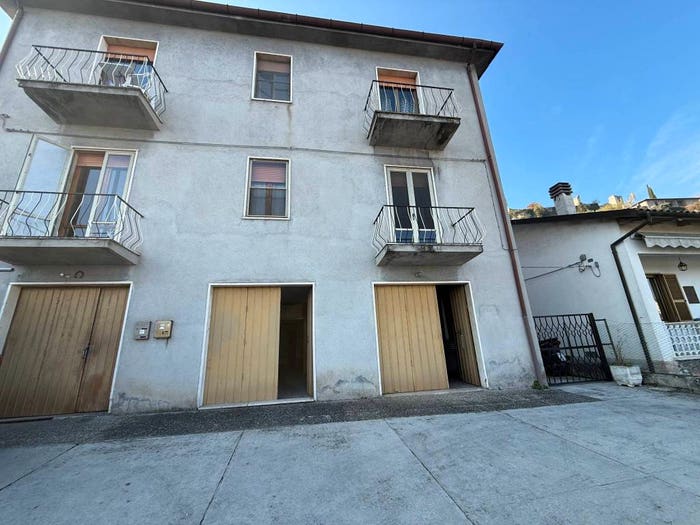 Appartamento quadrilocale in vendita in Strada dei Tre Ponti, Centro, Narni