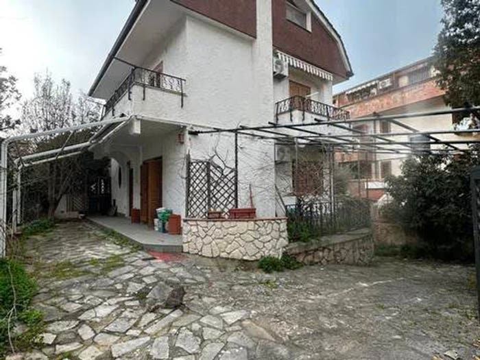 Casa con 6 locali in vendita in Via Dei Glicini No Number, Centro, Paola