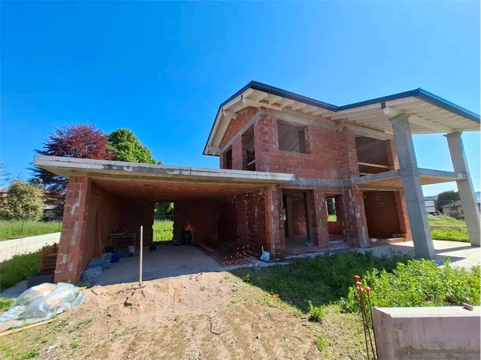 Casa con 6 locali in vendita in Via Cavalieri Di Vittorio xx, Centro, Angera