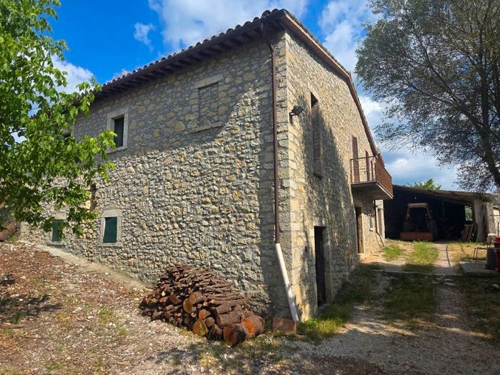 Casa con 6 locali in vendita in Vocabolo Poggio del Pianello, Baschi