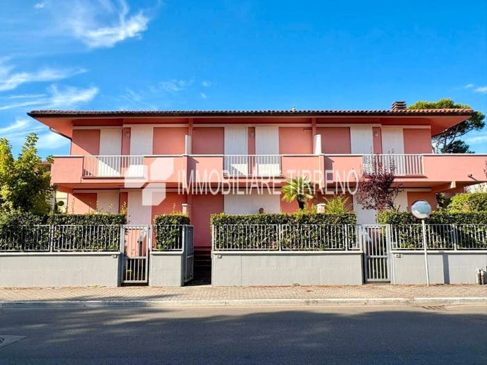 Casa trilocale in vendita in Via Gioacchino Rossini, Marina di Massa Centro, Massa