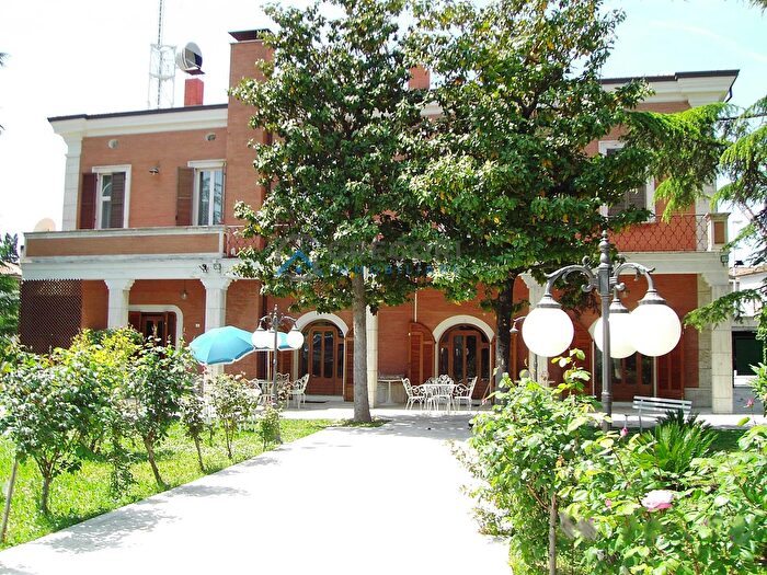 Casa con 10 locali in vendita in Via De Berardinis, Nereto