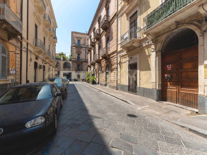 Appartamento con 6 locali in vendita in Via Aloi, XX Settembre Tribunale, Catania