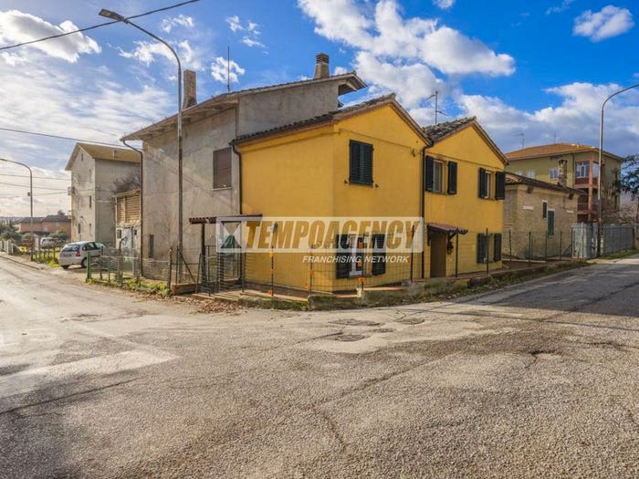 Casa quadrilocale in vendita in Contrada Trodica, San Claudio Stazione Trodica, Corridonia