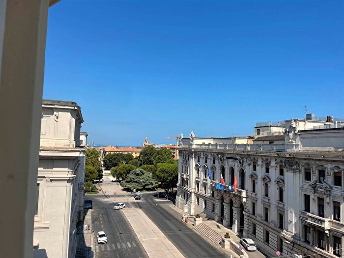 Appartamento con 6 locali in vendita in Cavour, Ancona