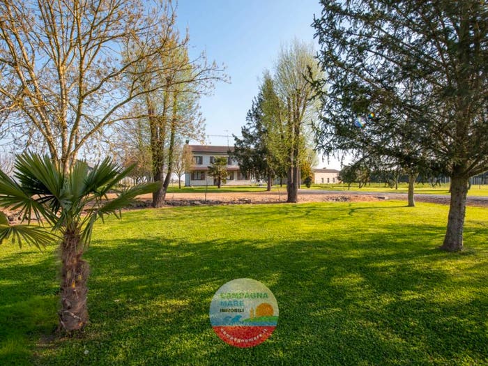 Casa con 6 locali in vendita in Piazza Unità d'Italia, Centro, Jolanda di Savoia