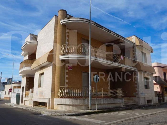Casa con 6 locali in vendita in PresicceAcquarica