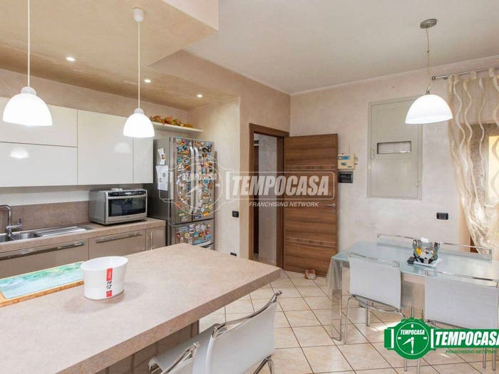 Casa quadrilocale in vendita in Via Giacomo Matteotti, Centro, Momo