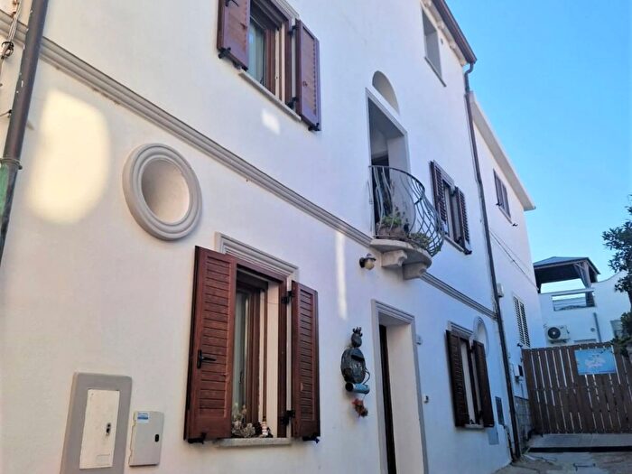 Casa con 6 locali in vendita in Via del Piave, Olbia