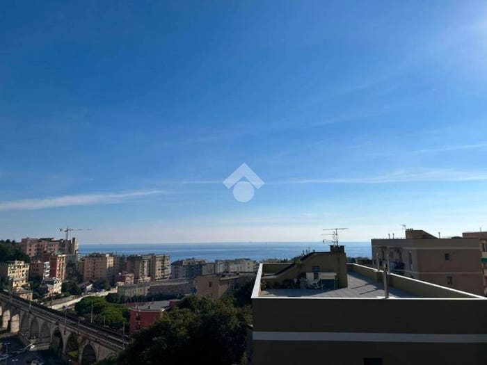 Appartamento con 6 locali in vendita in Via Italo D'eramo, Sturla, Genova