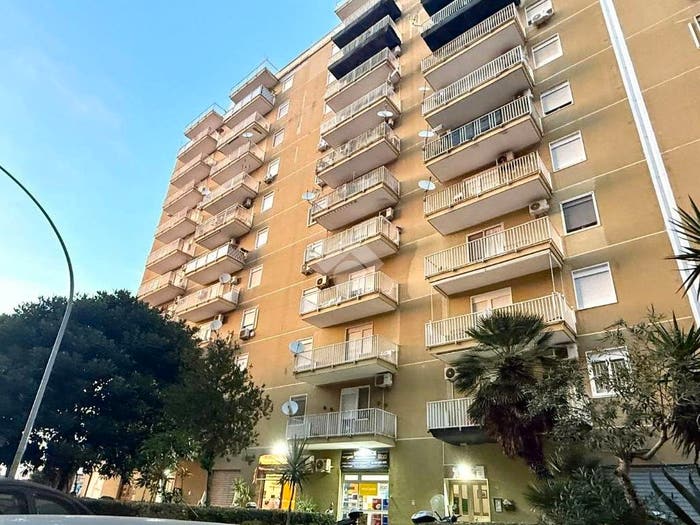 Appartamento quadrilocale in vendita in Via Azolino Hazon, Brancaccio, Palermo