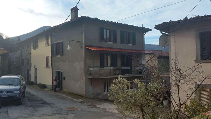 Casa con 8 locali in vendita in Camporgiano