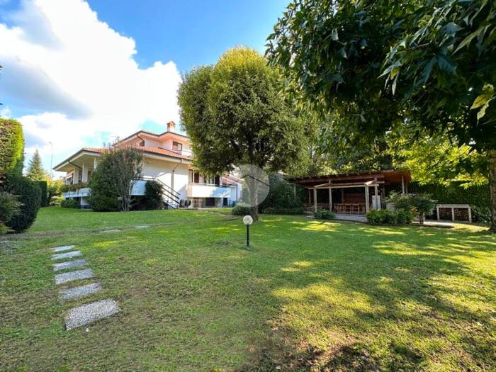 Casa con 6 locali in vendita in Ronco Briantino