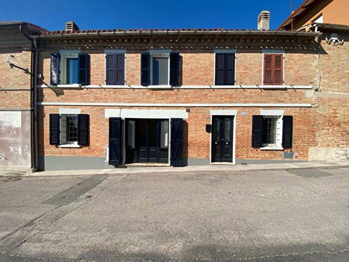 Casa con 5 locali in vendita in Mombaroccio