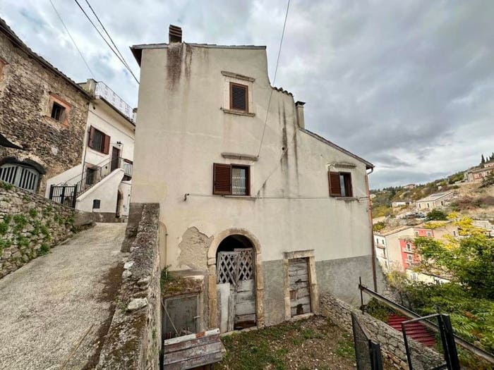 Casa trilocale in vendita in Via Vallone snc, Centro, Capestrano