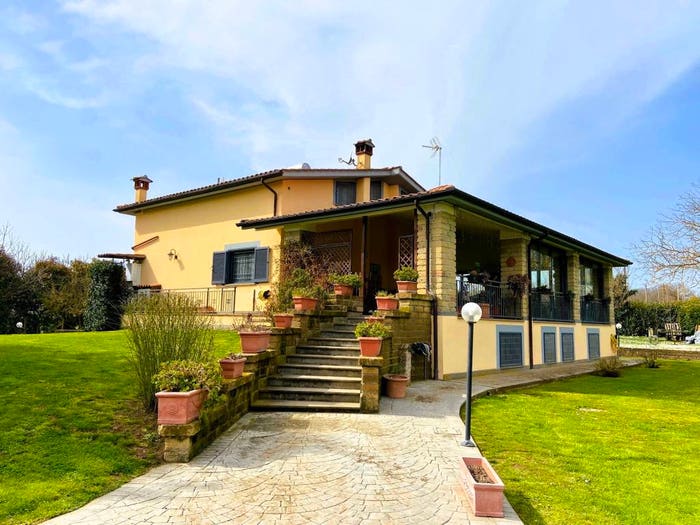 Casa con 6 locali in vendita in Via dello Sboccatore, Monterosi