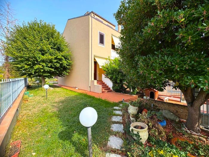 Casa con 6 locali in vendita in via Carducci, Pedaso