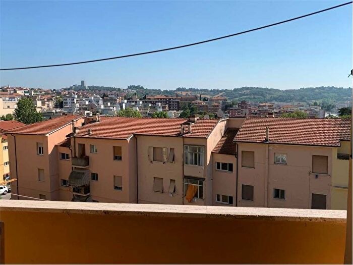Appartamento quadrilocale in vendita in Via Camerano, Le Grazie, Ancona