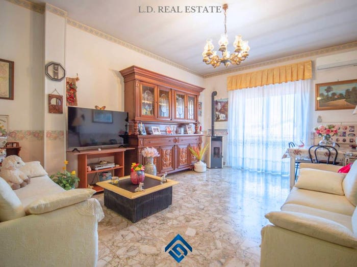 Casa con 6 locali in vendita in Viale Giacomo Matteotti, Centro, Capranica