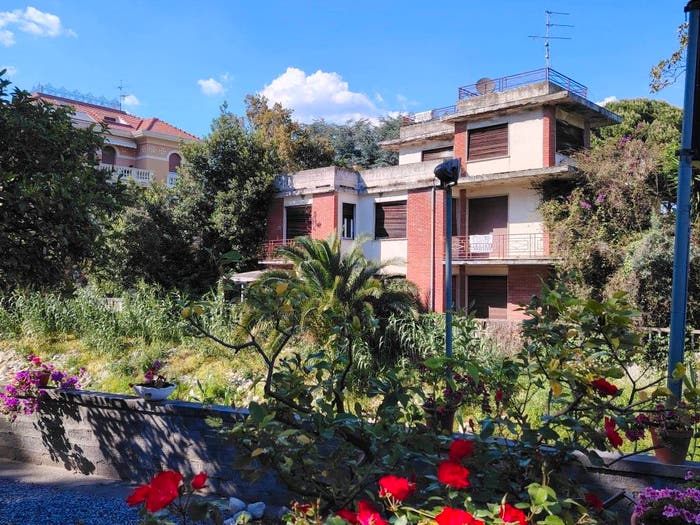 Casa con 6 locali in vendita in Viale Martiri della Libertà, Centro, Loano