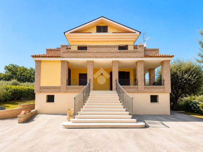 Casa con 6 locali in vendita in Via Piercecchi, Giulianova