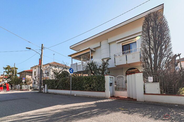 Casa con 8 locali in vendita in Via Giambattista Morgagni, Rimini