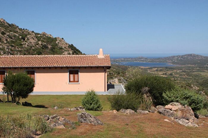 Casa con 7 locali in vendita in Viale Cugnana, Olbia
