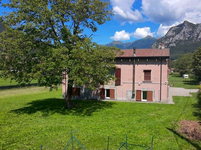 Casa con 6 locali in vendita in Via Provinciale, Barzio