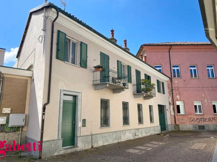 Casa con 6 locali in vendita in Via Vincenzo Gioberti, Centro, Alba