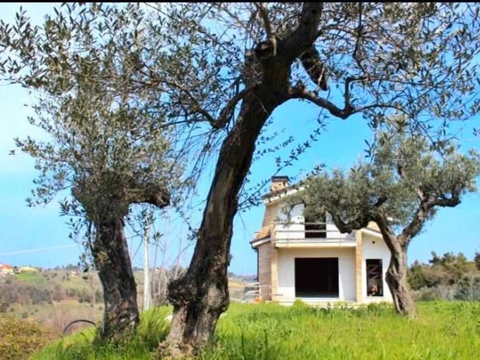 Casa con 6 locali in vendita in Strada Del San Salvatore No Number, Chieti Città, Chieti
