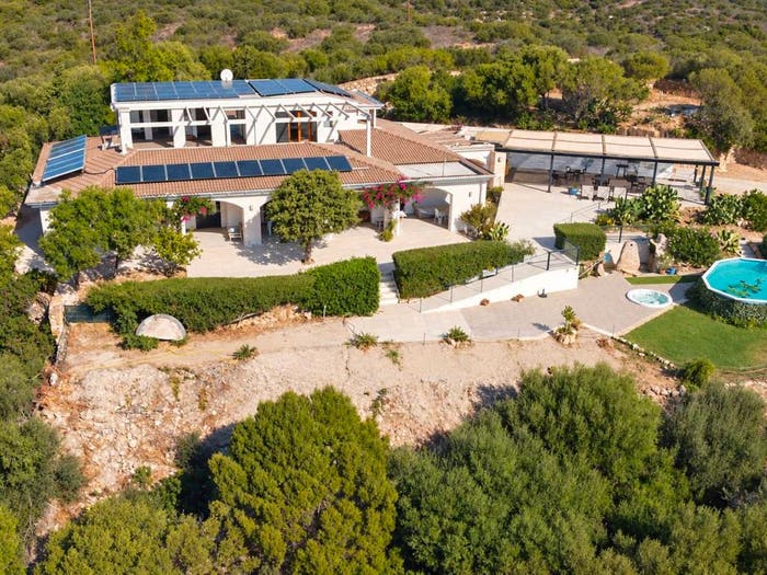 Casa con 6 locali in vendita in Via Lu Titimbaru, Cugnana, Olbia