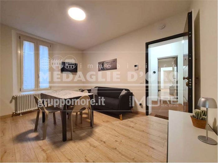 Appartamento quadrilocale in vendita in Adze Via del Taglio, Centro Storico, Modena