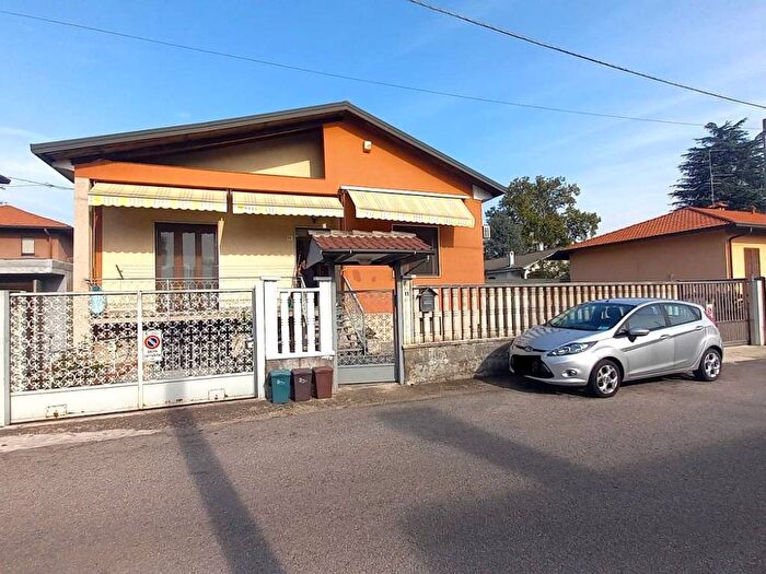Casa quadrilocale in vendita in Via Vincenzo Bellini, Canegrate